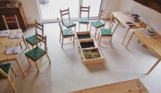 Gemütlicher Workshopraum von urKy für Seifensieden, Kräuterwanderungen und Waldbaden in der Steiermark